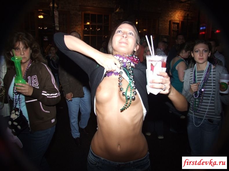 Обычные девушки оголяют грудь во время праздника (24 фотографии)