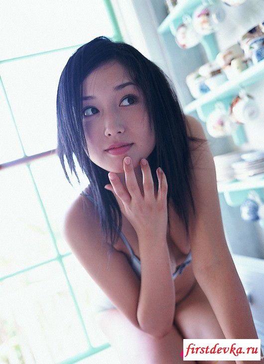 Японка-брюнетка в эротичном белье светлого цвета