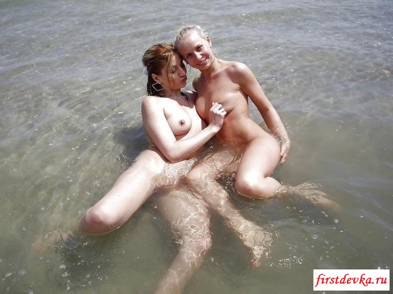 Три очаровательные голые нудистки на пляже