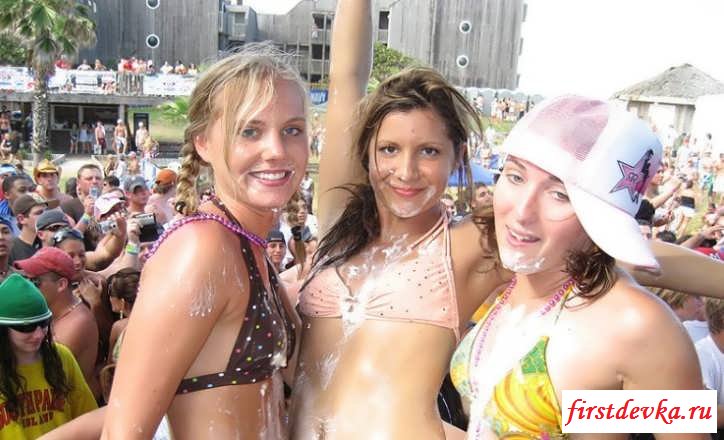 Голые пьяные девчата устроили сюрприз на празднике (Пятнадцать эро фото)