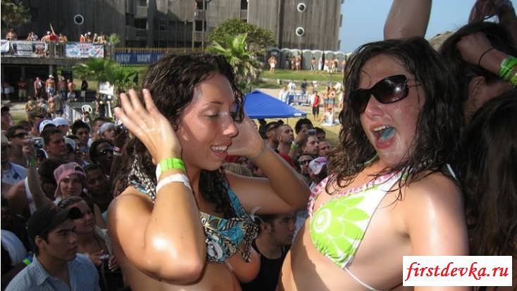 Голые пьяные девчата устроили сюрприз на празднике (Пятнадцать эро фото)