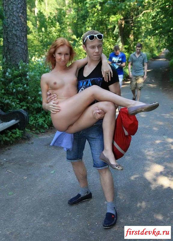 Раздетая бестия гуляет в парке секс фото