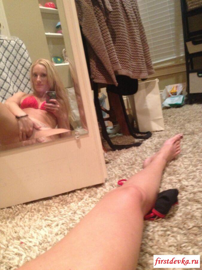 Крутая блонди скинула одежду перед камерой смартфона