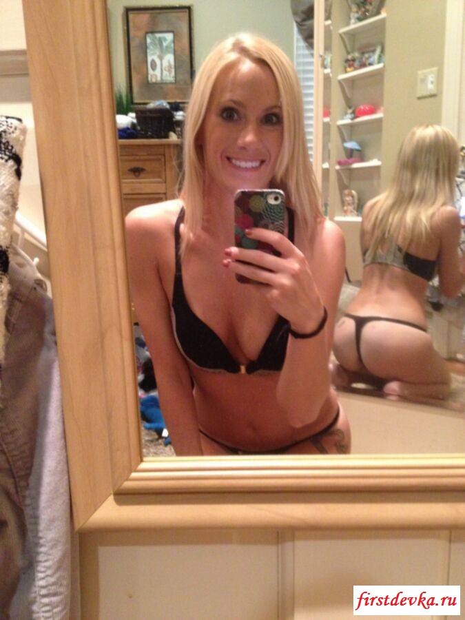 Крутая блонди скинула одежду перед камерой смартфона