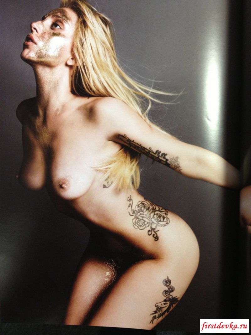 Нагая Lady Gaga показывает фигуру