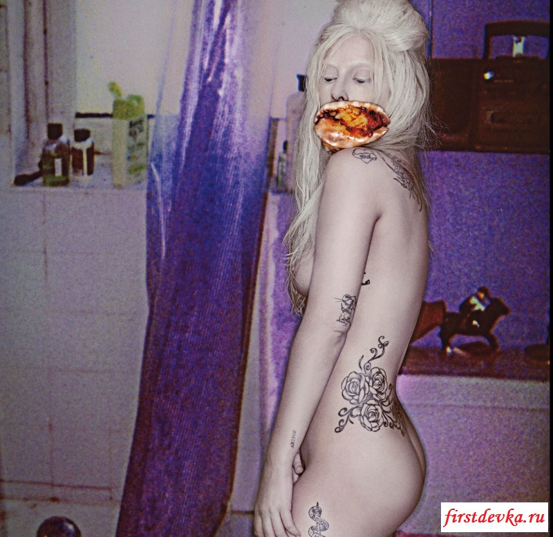 Нагая Lady Gaga показывает фигуру