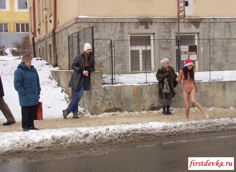 Обнаженная девка прогуливается на снегу по городу (20 эротические фотографии) секс фото