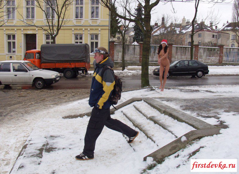 Обнаженная девка прогуливается на снегу по городу (20 эротические фотографии) секс фото
